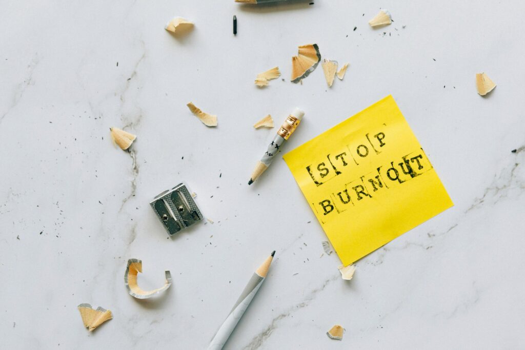 A post-it with the text "stop burnout". 